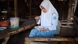 JUTAAN ORANG MENANGIS... MAKAN DENGAN SAMBEL KECAP  GADIS YATIM RINDU IBU  GADIS DESA SEDERHANA