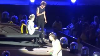 One Direction OTRA - Harry vs Water bottles Lilo Silly String Fight SOML @ Heinz Field 08.02.15