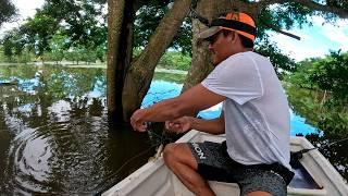 Pesca y cocina después de fuertes lluvias y huracán dejando el rio desbordado