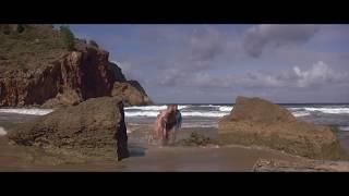 The two victims comforted each other and kissed on the beach