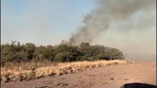 Bomberos combaten incendio en Villa Totoral