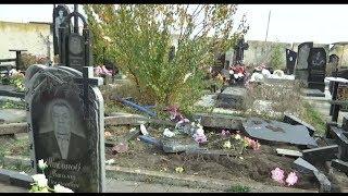 В Харькове священник на джипе сбил десять надгробий