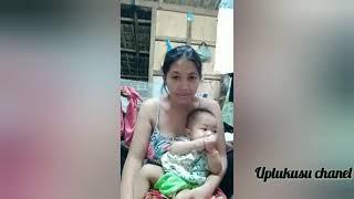 mama muda desa sedang menyusui anaknya