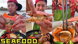 Pria tampan makan makanan laut yang lezat ikan octopathy kepiting abalon kerang laut udang