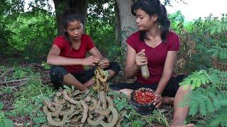 Survival skills Green tamarind with Hot salt chili & Show eating delicious - My Natural Food ep 73