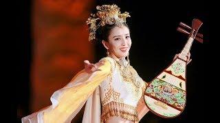 佟丽娅携手吴亦凡带来歌舞表演《远航》，佟丽娅宛如仙女，怀抱琵琶，舞动着身体，美的不可方物