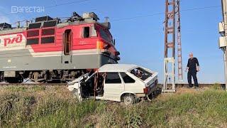 Грузовой состав протаранил легковой автомобиль на переезде в Дагестане