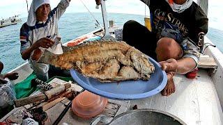 BIKIN KETAGIHAN  MASAK IKAN ASEM MANIS UNTUK MAKAN SIANG DI ATAS PERAHU