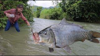 Vietnamese girl catches giant fish for a living - ha thi muon