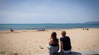 Urlaub während Corona Maskenpflicht am Mallorca-Strand