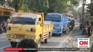 Tabrakan 2 Truk Menyebabkan 1 Warung Rusak