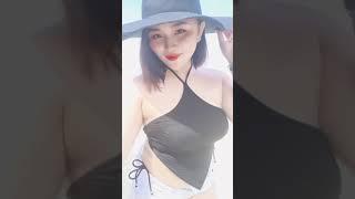 cewek goyang hot di pantai