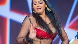 Actress Ragini Dwivedi faces wardrobe malfunction in SIIMA award function  Hot  Tamil Cinema News