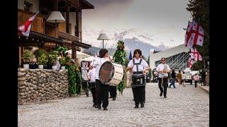 მესტიაში 26 მაისი ადგილობრივებს ინფრასტრუქტურის მინისტრის მოადგილემ მზია გიორგობიანმა მიულოცა