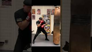 Üben Sie die Kombination. Boxtraining. Ausbildung . Übe deine Schläge. Boxen. Boxen. Ausschlagen