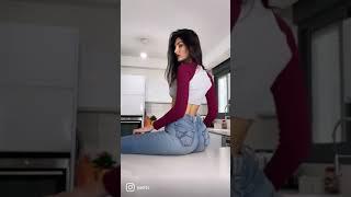 Hot girl twerking