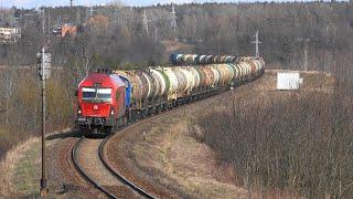 Грузовой поезд почти остановился на подъеме  Freight train almost stopped on a hill