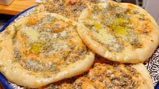 المناقيش السريعة بالزعتر و الجبنه من مطبخ مروة الشافعي