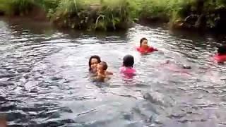 Bocah mandi telanjang di Wisata Desa Kali Bangkong Kalibening Magelang