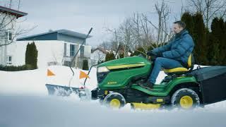 John Deere X350R Rasentraktor im Winter-Einsatz mit Schneeschild bei ORTH Landtechnik