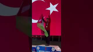 Avrupa Wushu Kung Fu Şampiyonasında şampiyon olan Necmettin Erbakan Akyüz Filistin bayrağı açtı