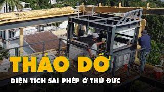 Hiện trường tháo dỡ diện tích sai phép vượt tầng nhà ở Thủ Đức