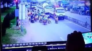 Detikdetik Tabrakan beruntun . Terekam CCTV