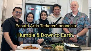 Seru Banget  Ngajarin Artis Indonesia Melestarikan Tradisi Bungkus Bungkus di LN.