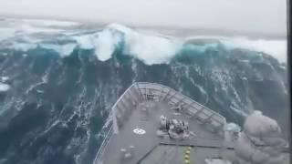 Un navire de larmée pris dans des vagues aussi hautes quun immeuble