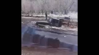 Урал 4320 лесовоз штурмует реку вброд