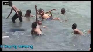 Asyiknya anak anak mandi di sungai