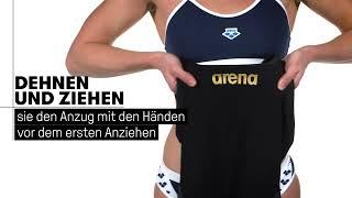 Anziehen eines arena Powerskin Carbon Wettkampfanzugs Frauen