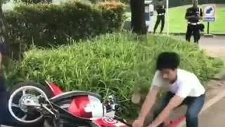 Ngamuk kena tilang malah banting motor sendiri