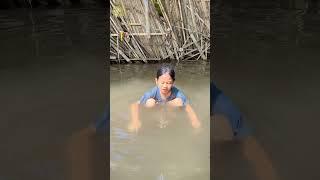 Mandi di sungai#sambilancuan #shortvideo