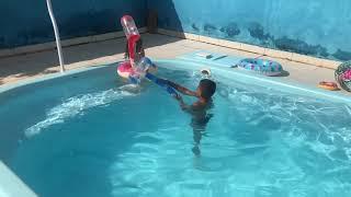 Boia Infantil Martelo Inflável para brincar na Piscina.