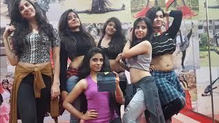 Mumbai college girls dance