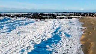 В Аргентине морские волны превратились в лед