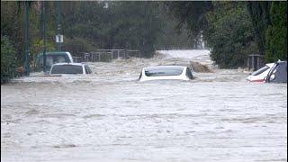 Jahrhunderthochwasser Ortschaften von der Außenwelt abgeschnitten & A 1 meterhoch unter Wasser