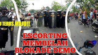 ESCORT AMBULANCE MEMBELAH AKSI DEMO MEMBELAH BLOKADE DEMO