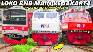 RAMAINYA KERETA API LOKOMOTIF MERAH BIRU DI PERLINTASAN KERETA STASIUN TERSIBUK PASAR SENEN JAKARTA