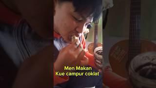 Men Makan Mukbang kue gorengan dengan selai cokelat...