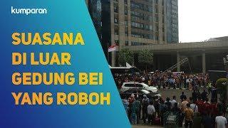 Suasana di Luar Gedung BEI yang Roboh