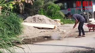 orang gila ini  menghebohkan  masyarakat desa muara belengo karena  bersih kan sampah di jalan