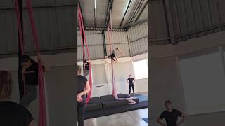 Se animan a este escape en telas? #acrotelas #aerialsilks #aerialist