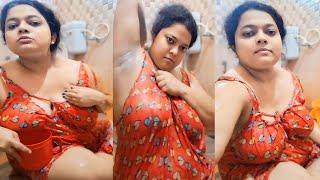 Desi aunty bathing vlog very hot 