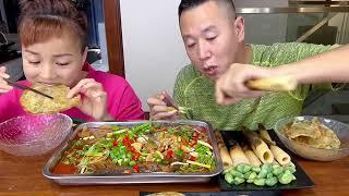 难怪不让我喝，原来他是想吃要就跑，想得美#eating show#eating challenge#husband and wife eating food#mukbang #asmr eating