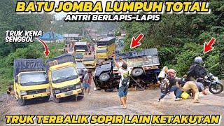 Als Folge des Umkippens des Lastwagens war die Jalan Batu Jomba völlig verstopft