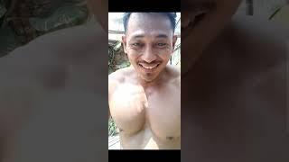 Om ganteng banget berbadan muscle sedang workout Outdoor  calon suami idaman wanita