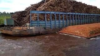 Balapan tongkang pasir dengan tongkang kayu capten nya crew nya was was..