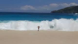 People have a hard time getting out of the sea because of the big waves.   @ Kelingking Beach